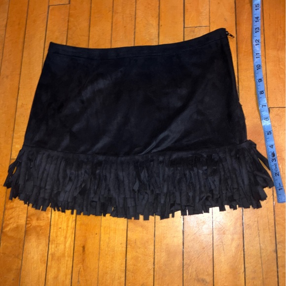 frilly mini skirt - Picture 5 of 6